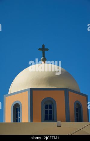 Die katholische Kathedrale des Hl. Johannes des Täufers in Fira auf der Insel Santorini, Griechenland Stockfoto