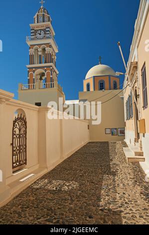 Kuppel und kunstvoller Uhrenturm der Kathedrale St. Johannes der Täufer in Thira (Fira) auf der Insel Santorini, Griechenland Stockfoto