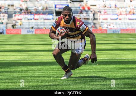 Newcastle, Großbritannien. 10.. Juli 2022. Jermaine McGillvary #2 von Huddersfield Giants versucht es am 7/10/2022 in Newcastle, Großbritannien. (Foto von Mark Cosgrove/News Images/Sipa USA) Quelle: SIPA USA/Alamy Live News Stockfoto