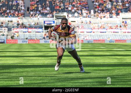 Newcastle, Großbritannien. 10.. Juli 2022. Jermaine McGillvary #2 von Huddersfield Giants versucht es am 7/10/2022 in Newcastle, Großbritannien. (Foto von Mark Cosgrove/News Images/Sipa USA) Quelle: SIPA USA/Alamy Live News Stockfoto