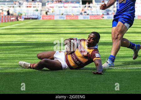 Newcastle, Großbritannien. 10.. Juli 2022. Jermaine McGillvary #2 von Huddersfield Giants versucht es am 7/10/2022 in Newcastle, Großbritannien. (Foto von Mark Cosgrove/News Images/Sipa USA) Quelle: SIPA USA/Alamy Live News Stockfoto