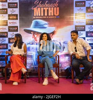 Kalkutta, Indien. 9.. Juli 2022. Verschiedene Momente der Pressekonferenz in EDEN GARDENS, Kalkutta für den kommenden Bollywood-Film Shabaash Mithu.Regie führte der bengalische Regisseur Srijit Mukherji über die legendäre indische Kricketspielerin Mithali Raj.die Hauptrolle von Mithali Raj wurde von der talentierten indischen Schauspielerin aus Bollywood Taapsee Pannu, Filmfare Award für die beste Schauspielerin im Film Thappad. (Bild: © Amlan Biswas/Pacific Press via ZUMA Press Wire) Stockfoto