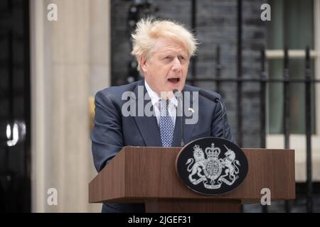 LONDON, 7.. Juli 2022 , der britische Premierminister Boris Johnson kündigt seinen Rücktritt in einer Erklärung vor der Downing Street 10 an. Stockfoto