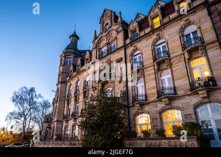 Prächtige Häuser werden am späten Abend an der Promenade von Laternen beleuchtet. Konstanz, Bodensee, Baden-Württemberg, Deutschland, Europa. Stockfoto