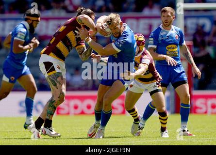 Jack Ormondroyd von Salford Red Devils wird von Chris McQueen von Huddersfield Giants (links) und Theo Fages während des Betfred Super League-Spiels im St. James' Park, Newcastle, angegangen. Bilddatum: Sonntag, 10. Juli 2022. Stockfoto