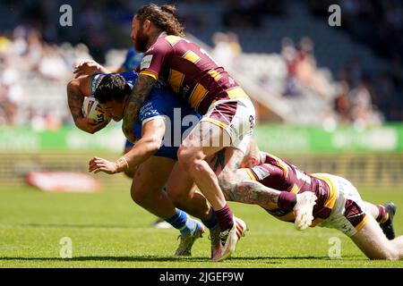 Tyler Dupree von Salford Red Devils wird von den Huddersfield Giants Chris McQueen während des Betfred Super League-Spiels im St. James' Park, Newcastle, angegangen. Bilddatum: Sonntag, 10. Juli 2022. Stockfoto