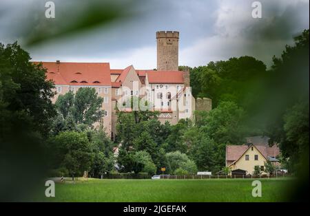 Gnandstein, Deutschland. 10.. Juli 2022. Dunkle Wolken hängen über Schloss Gnandstein. Die romanische Festung steht auf einem Porphyrgestein über dem Tal des Flusses Wyhra im mittelsächsischen Hügelland. Quelle: Jan Woitas/dpa/Alamy Live News Stockfoto