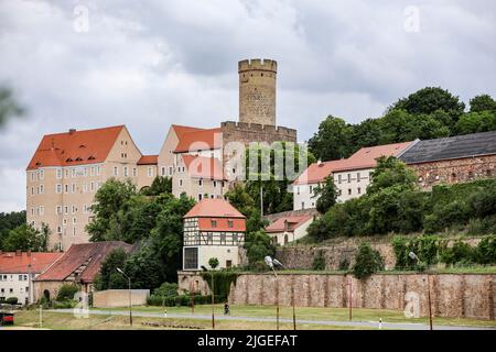 Gnandstein, Deutschland. 10.. Juli 2022. Dunkle Wolken hängen über Schloss Gnandstein. Die romanische Festung steht auf einem Porphyrgestein über dem Tal des Flusses Wyhra im mittelsächsischen Hügelland. Quelle: Jan Woitas/dpa/Alamy Live News Stockfoto