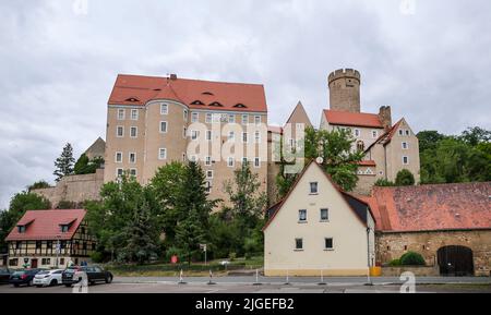 Gnandstein, Deutschland. 10.. Juli 2022. Dunkle Wolken hängen über Schloss Gnandstein. Die romanische Festung steht auf einem Porphyrgestein über dem Tal des Flusses Wyhra im mittelsächsischen Hügelland. Quelle: Jan Woitas/dpa/Alamy Live News Stockfoto