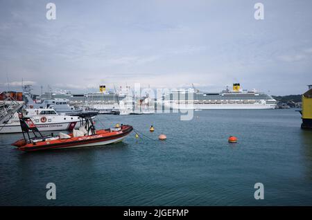 La Spezia, Italien - April, 2022: Oranges aufblasbares Boot der Küstenwache mit Guardia Costiera Inschrift im mediterranen Hafen an der italienischen Küste Stockfoto