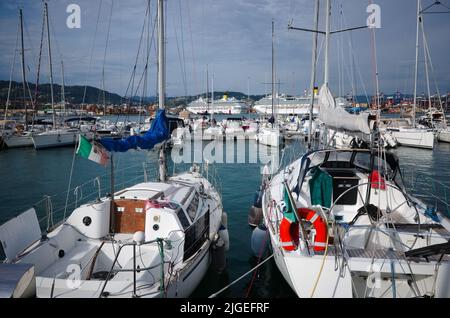 Marina mit Segelbooten in Porto Mirabello Hafen, La Spezia, Ligurien, Italien. Yachten mit italienischer Flagge werden am Pier im Mittelmeer festgemacht Stockfoto