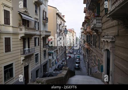 La Spezia, Italien - April, 2022: Draufsicht vom Abstieg über Steintreppen mit Laternenpfosten zur Scalinata S. Giorgio Straße. Gerade enge Straße Stockfoto