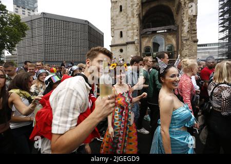 Berlin, Charlottenburg, Deutschland. 9.. Juli 2022. Berlin: Der Loveparade-Gründer Dr. Motte hat sein neues Techno-Spektakel ''Rave the Planet Parade'' auf der Berliner KurfÃ¼rstendamm gestartet. Es geht um Frieden und Freiheit unter dem Motto ''wieder zusammen' (Bildquelle: © Simone Kuhlmey/Pacific Press via ZUMA Press Wire) Stockfoto