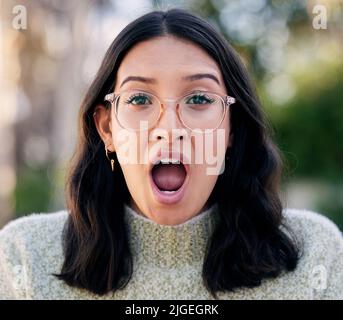 Das kann nicht wahr sein. Nahaufnahme einer Frau, die überrascht aussuh, während sie draußen stand. Stockfoto