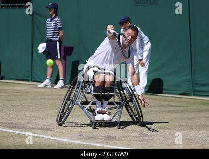 London, Großbritannien. 10.. Juli 2022, All England Lawn Tennis and Croquet Club, London, England; Wimbledon Tennisturnier; Alfie Hewett (GBR) spielt eine Rückhand zu Shingo Kunieda (JPN) während des Rollstuhlfinales für Herren Credit: Action Plus Sports Images/Alamy Live News Credit: Action Plus Sports Images/Alamy Live News Stockfoto