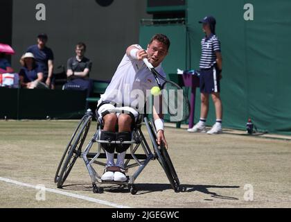 London, Großbritannien. 10.. Juli 2022, All England Lawn Tennis and Croquet Club, London, England; Wimbledon Tennisturnier; Alfie Hewett (GBR) spielt eine Rückhand zu Shingo Kunieda (JPN) während des Rollstuhlfinales für Herren Credit: Action Plus Sports Images/Alamy Live News Credit: Action Plus Sports Images/Alamy Live News Stockfoto