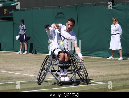 London, Großbritannien. 10.. Juli 2022, All England Lawn Tennis and Croquet Club, London, England; Wimbledon Tennisturnier; Alfie Hewett (GBR) spielt eine Rückhand zu Shingo Kunieda (JPN) während des Rollstuhlfinales für Herren Credit: Action Plus Sports Images/Alamy Live News Credit: Action Plus Sports Images/Alamy Live News Stockfoto