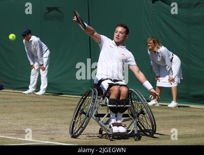 London, Großbritannien. 10.. Juli 2022, All England Lawn Tennis and Croquet Club, London, England; Wimbledon Tennisturnier; Alfie Hewett (GBR) spielt eine Rückhand zu Shingo Kunieda (JPN) während des Rollstuhlfinales für Herren Credit: Action Plus Sports Images/Alamy Live News Credit: Action Plus Sports Images/Alamy Live News Stockfoto