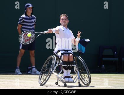 London, Großbritannien. 10.. Juli 2022, All England Lawn Tennis and Croquet Club, London, England; Wimbledon Tennisturnier; Alfie Hewett (GBR) spielt eine Vorhand zu Shingo Kunieda (JPN) während des Rollstuhlfinales für Herren Kredit: Action Plus Sports Images/Alamy Live News Kredit: Action Plus Sports Images/Alamy Live News Stockfoto