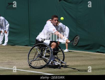 London, Großbritannien. 10.. Juli 2022, All England Lawn Tennis and Croquet Club, London, England; Wimbledon Tennisturnier; Alfie Hewett (GBR) spielt eine Rückhand zu Shingo Kunieda (JPN) während des Rollstuhlfinales für Herren Credit: Action Plus Sports Images/Alamy Live News Credit: Action Plus Sports Images/Alamy Live News Stockfoto