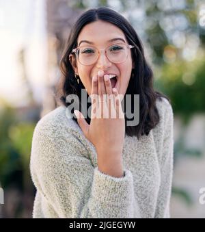 Ich habe darauf gewartet. Nahaufnahme einer Frau, die überrascht aussuh, während sie draußen stand. Stockfoto