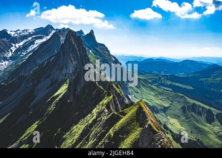 Wanderer ruht an einem schönen Ort mit einem atemberaubenden Blick auf das Säntis-Massiv Stockfoto