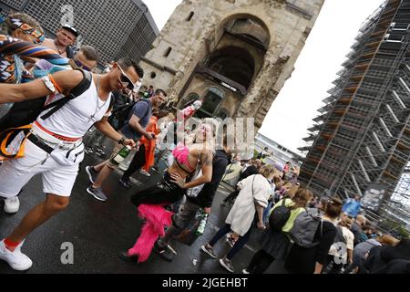 Berlin, Charlottenburg, Deutschland. 9.. Juli 2022. Berlin: Der Loveparade-Gründer Dr. Motte hat sein neues Techno-Spektakel ''Rave the Planet Parade'' auf der Berliner KurfÃ¼rstendamm gestartet. Es geht um Frieden und Freiheit unter dem Motto ''wieder zusammen' (Bildquelle: © Simone Kuhlmey/Pacific Press via ZUMA Press Wire) Stockfoto