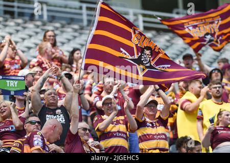 Newcastle, England - 10.. Juli 2022 - Huddersfield Giants-Fans feiern Rugby League Betfred Super League Magic Weekend Huddersfield Giants vs Salford Red Devils im St James' Park Stadium, Newcastle, Großbritannien Credit: Dean Williams/Alamy Live News Stockfoto