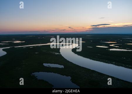River Draufsicht Schießen von einer Drohne . Fluss auf einem grünen Hintergrund. amur Fluss Vogelperspektive Stockfoto