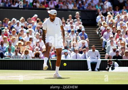 Nick Kyrgios spielt beim Finale der Herren-Singles gegen Novak Djokovic am 14. Tag der Wimbledon Championships 2022 beim All England Lawn Tennis and Croquet Club in Wimbledon einen Schuss durch die Beine. Bilddatum: Sonntag, 10. Juli 2022. Stockfoto