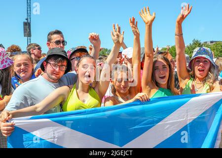 Glasgow, Großbritannien. 10.. Juli 2022. An einem sonnigen und sehr heißen Sommertag besuchten 50000 Musikfans das TRNSMT Musikfestival in Glasgow Green, Glasgow, Schottland, Großbritannien. Das Festival, das über drei Tage stattfand, war an jedem Tag ausverkauft und die Fans genossen eine Rückkehr des Festivals nach den jüngsten Sperren und Einschränkungen. Kredit: Findlay/Alamy Live Nachrichten Stockfoto