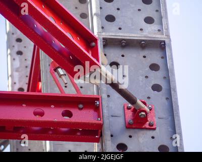 Metallstruktur aus Stahl mit Schrauben und Nieten Stockfoto