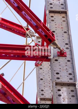 Metallstruktur aus Stahl mit Schrauben und Nieten Stockfoto