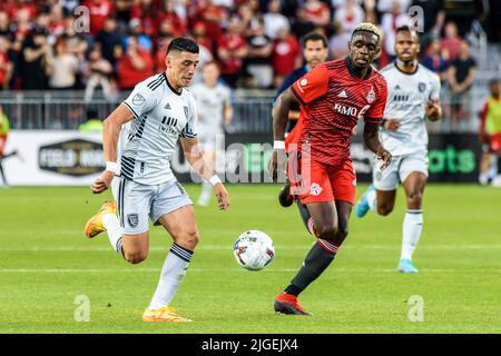 Toronto, Kanada. 09.. Juli 2022. Chris Mavinga (23) und Cristian Espinoza (10) in Aktion während des MLS-Spiels zwischen dem FC Toronto und den Erdbeben von San Jose auf dem BMO Field. Das Spiel endete 2-2. (Foto von Angel Marchini/SOPA Images/Sipa USA) Quelle: SIPA USA/Alamy Live News Stockfoto