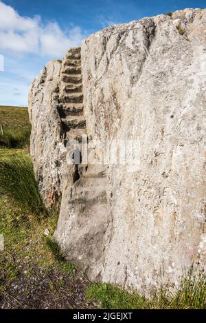 Der große Stein der Fourstones, der 'große Stein', wie er vor Ort bekannt ist, ein 18' (ca.) eisiger erratischer Ort bei Tatham Fells in der Nähe von Lowgill, Bentham. Stockfoto