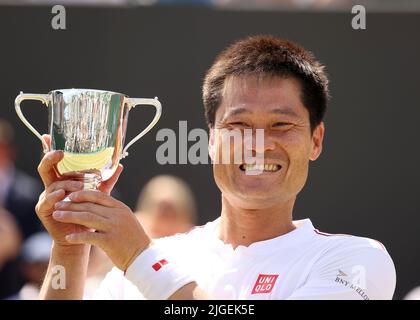 London, Großbritannien. 10. Juli 2022, All England Lawn Tennis and Croquet Club, London, England; Wimbledon Tennisturnier; Shingo Kunieda (JPN) posiert mit der Gentlemen's Wheelchair Singles Trophy, nachdem er Alfie Hewett (GBR) in 3 Sets besiegt hatte Kredit: Action Plus Sports Images/Alamy Live News Kredit: Action Plus Sports Images/Alamy Live News Stockfoto