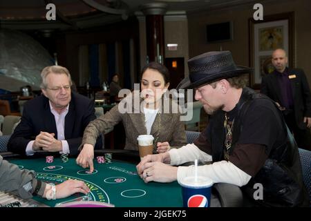 Kevin Skinner, Gewinner von America's Got Talent, spielt Blackjack mit runer Up Barabara Padilla und Moderator Jerry Springer. Stockfoto