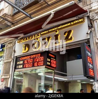 Doviz-Wechselstube mit Anzeige der Wechselkurse in Beyouglu, Istanbul, Türkei Stockfoto