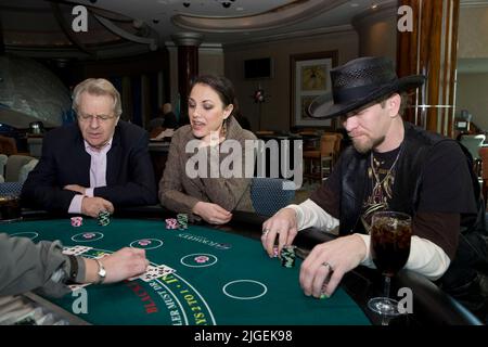 Kevin Skinner, Gewinner von America's Got Talent, spielt Blackjack mit runer Up Barabara Padilla und Moderator Jerry Springer. Stockfoto