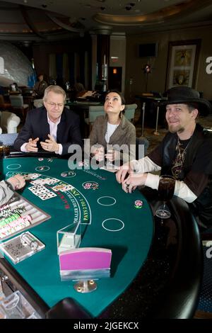 Kevin Skinner, Gewinner von America's Got Talent, spielt Blackjack mit runer Up Barabara Padilla und Moderator Jerry Springer. Stockfoto