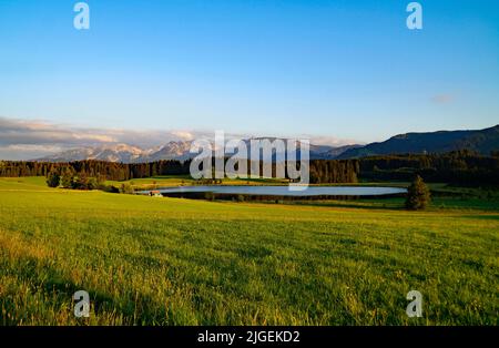 Wanderweg mit Blick auf den landschaftlich schönen Attlesee im bayerischen Allps, Nesselwang, Allgäu oder Allgau, Deutschland Stockfoto
