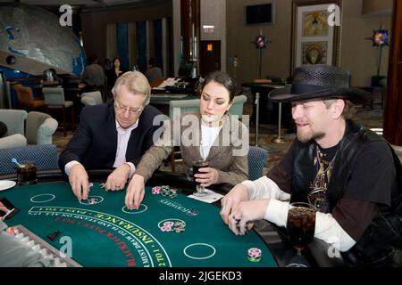 Kevin Skinner, Gewinner von America's Got Talent, spielt Blackjack mit runer Up Barabara Padilla und Moderator Jerry Springer. Stockfoto