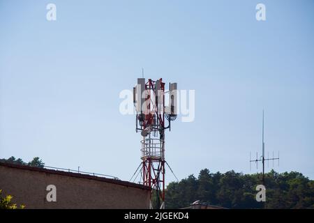 Telekommunikationsturm mit 5G Mobilfunkantenne Stockfoto