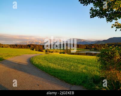 Wanderweg mit Blick auf den landschaftlich schönen Attlesee im bayerischen Allps, Nesselwang, Allgäu oder Allgau, Deutschland Stockfoto
