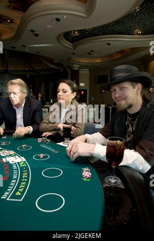 Kevin Skinner, Gewinner von America's Got Talent, spielt Blackjack mit runer Up Barabara Padilla und Moderator Jerry Springer. Stockfoto