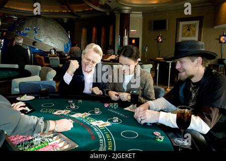 Kevin Skinner, Gewinner von America's Got Talent, spielt Blackjack mit runer Up Barabara Padilla und Moderator Jerry Springer. Stockfoto