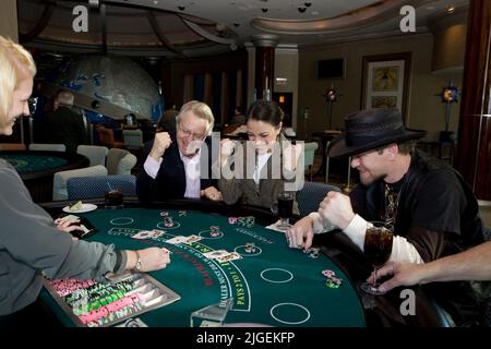 Kevin Skinner, Gewinner von America's Got Talent, spielt Blackjack mit runer Up Barabara Padilla und Moderator Jerry Springer. Stockfoto