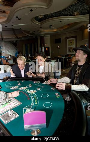 Kevin Skinner, Gewinner von America's Got Talent, spielt Blackjack mit runer Up Barabara Padilla und Moderator Jerry Springer. Stockfoto