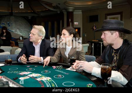 Kevin Skinner, Gewinner von America's Got Talent, spielt Blackjack mit runer Up Barabara Padilla und Moderator Jerry Springer. Stockfoto