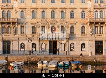 TRIEST, Italien - 25. März 2022: Gopcevich Palast entlang des Canal grande, Gastgeber des Städtischen Theatermuseums Carlo Schmidl Stockfoto
